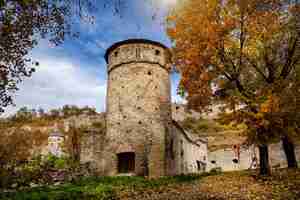 Photo remains of the russian gate in kamianetspodilskyi on an autumn day