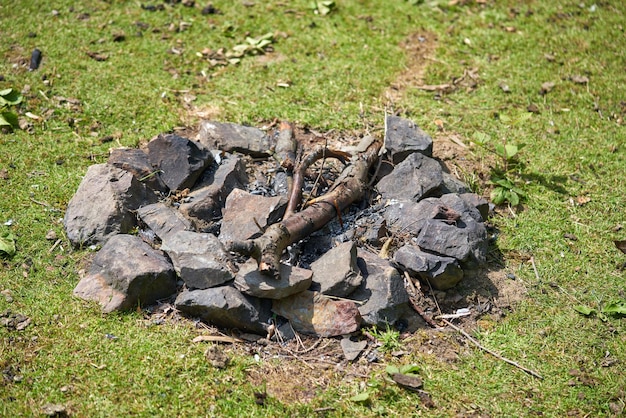 Foto resti del campo di fuoco di pietra