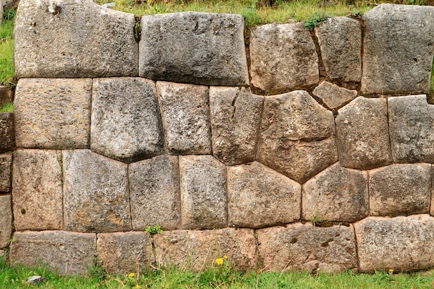 Resti dei muri di pietra della cittadella di sacsayhuaman, unica muratura inca in pietra a cusco, perù