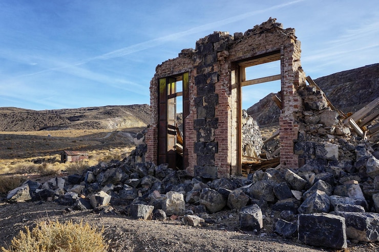 Photo remnants of the central bank in a forgotten mining town in the nevada mountains