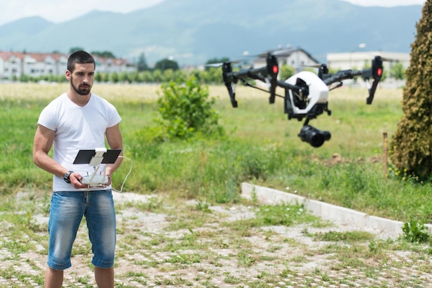 人間の手の中にあるドローンのリモートコントロール