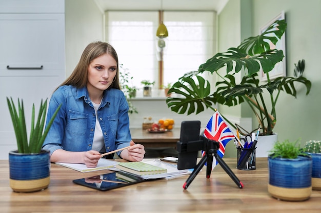 Foto lezione online di apprendimento a distanza a distanza di una studentessa che utilizza lo smartphone