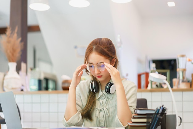 원격 작업 개념 공동 작업 공간에서 문서를 읽는 동안 여성 기업가 느낌 스트레스