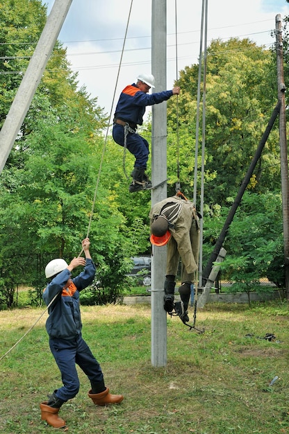 感電死した労働者をサポートから取り除く。マネキンでのトレーニング。