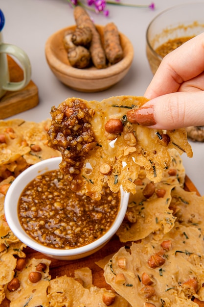 Rempeyek o peyek kacang è un salato cracker indonesianojavanese fritto a base di farina di riso