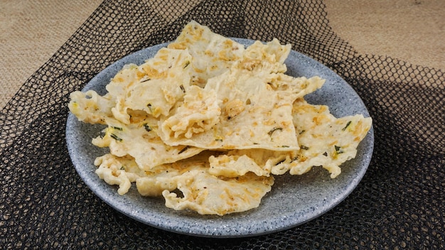 Foto rempeyek o peyek rebon è un cracker giavanese salato fritto a base di farina di riso e fuoco selettivo di udang rebon