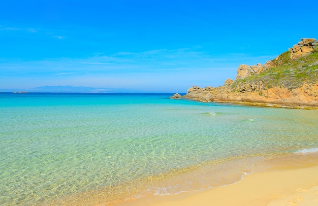 Берег Рены Бьянки в ясный день Сардинии