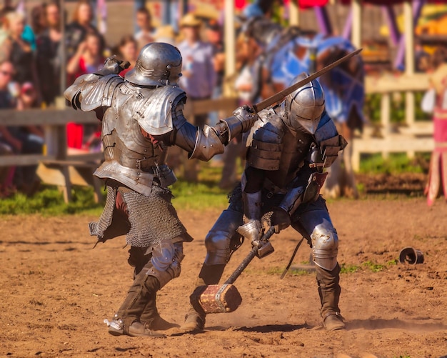Рыцари фестиваля эпохи Возрождения сражаются в доспехах