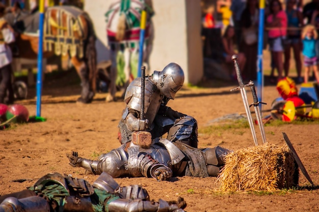 I cavalieri del festival rinascimentale combattono con le loro armature