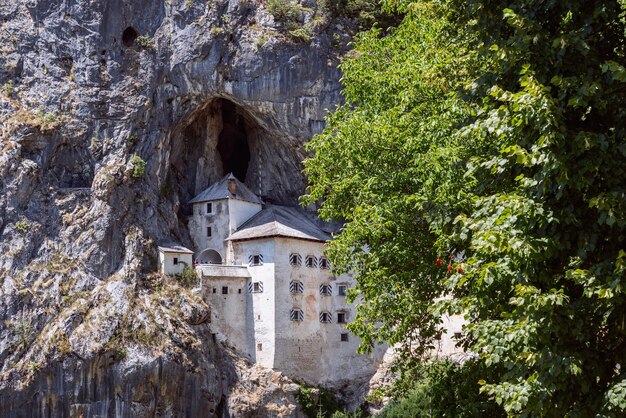 Фото Ренессансные скалы замка предджама постойна словения 1570 строительство