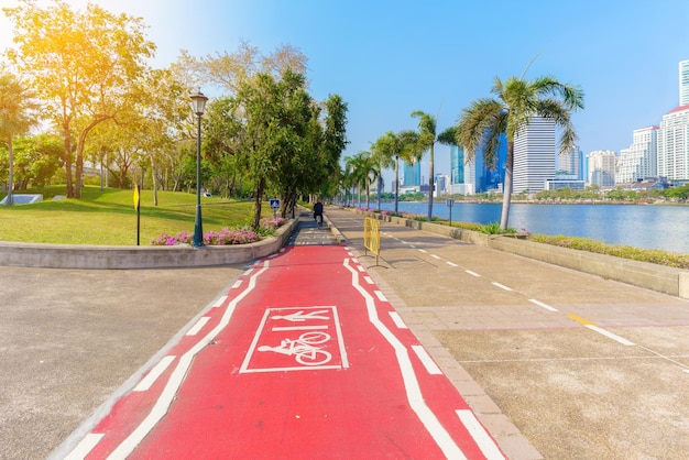 Renbaan en fietspaden of fietspaden in benchakitti park, bangkok, thailand