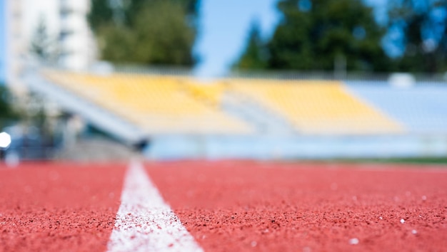 Renbaan in selectieve aandacht finishlijn gezondheid en sport pad voor lopers racebaan op buiten stadion stadion arena voetbalveld gezonde sport leven loopband in sportschool