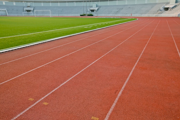 Renbaan met grasveld voor de atletenachtergrond