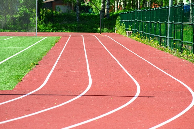 Renbanen in een leeg stadion