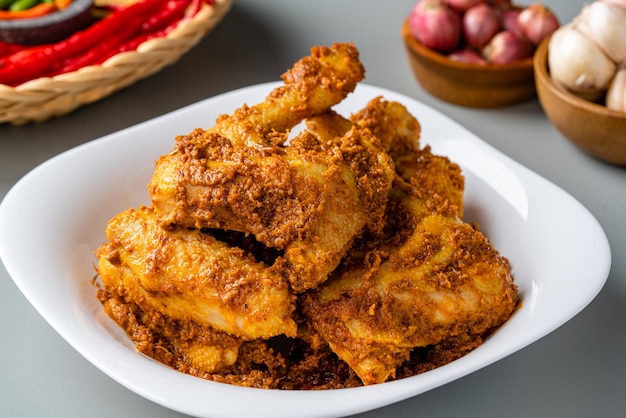 Rendang Ayam 또는 치킨 Rendang은 인도네시아 서부 수마트라 지방의 인도네시아 음식입니다.