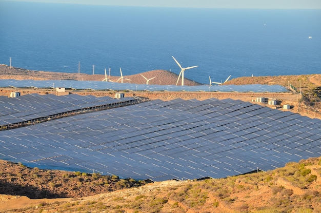 Фото Поле солнечных батарей концепции возобновляемых источников энергии на закате