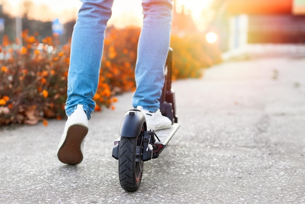 Foto energia rinnovabile e concetto di trasporto ecologico uomo che utilizza uno scooter elettrico in città trasporto sostenibile progressivo