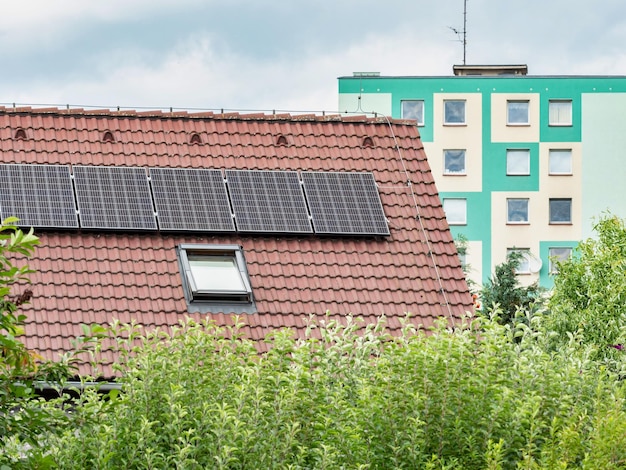 Фото Возобновляемая энергия от солнца современный дом с солнечными панелями на крыше