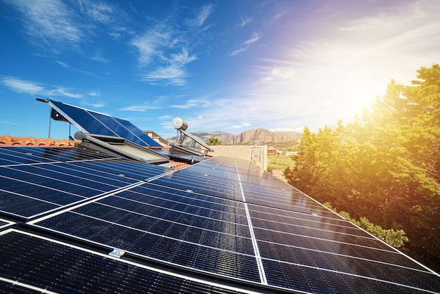 Фото Система возобновляемых источников энергии с солнечной панелью для электричества и горячей воды