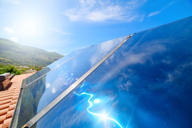 온수용 태양광 패널이 있는 재생 에너지 시스템