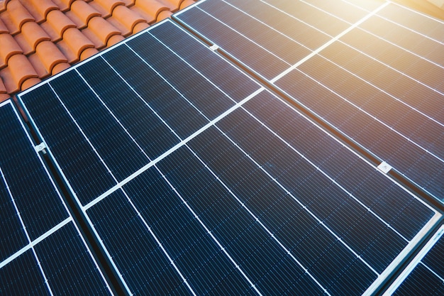 屋根にソーラーパネルを備えた再生可能エネルギーシステム