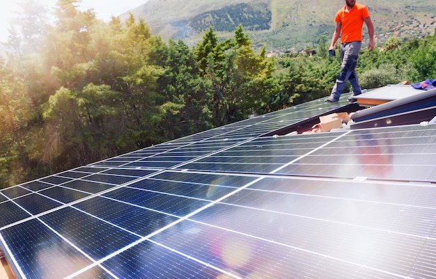 Система возобновляемых источников энергии с солнечной панелью на крыше