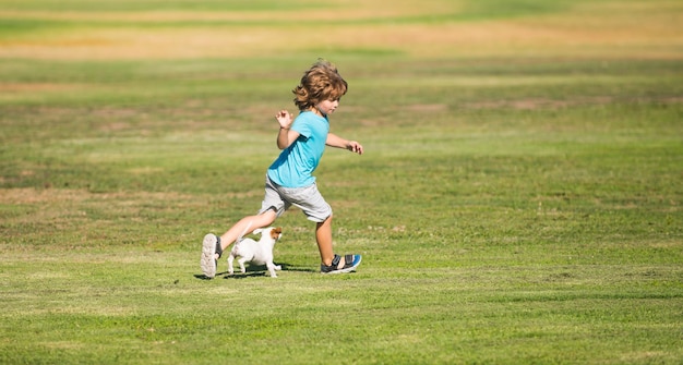 Rennende hond Gelukkig kind rennen met een hond buiten