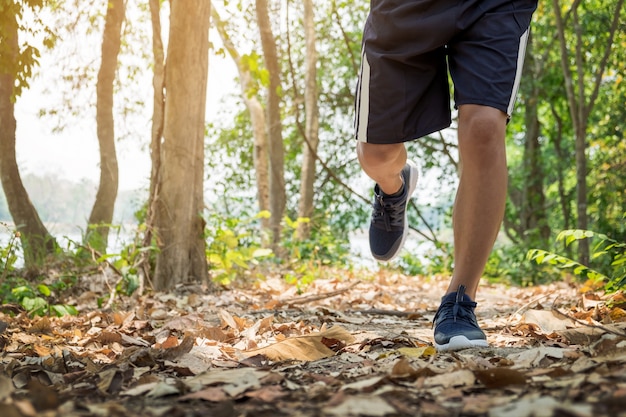 rennende man. Mannelijke runner op sprint speed training voor marathon buitenshuis