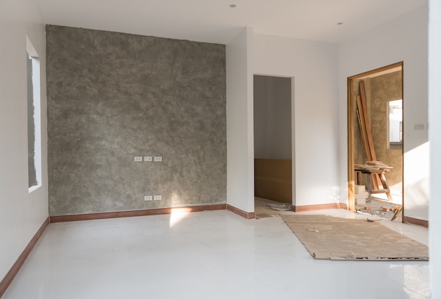 Camera rinnovata con pavimento e parete in cemento a soppalco