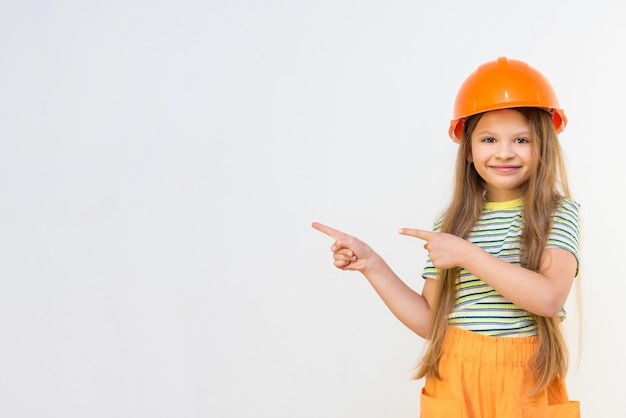 Renovatie in de kinderkamer. Het kleine meisje wijst met haar vinger naar de zijkant.