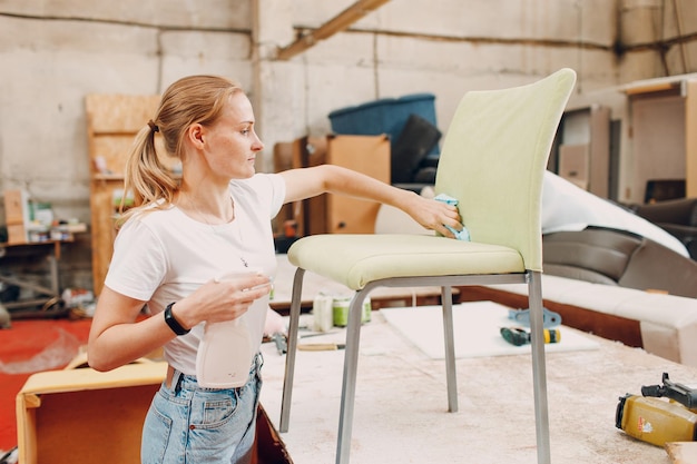 Renovatie van meubelbekleding en fabricage van stoffen