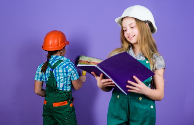 Renovatieteam meisjesmeisjes plannen renovatie muren opnieuw schilderen verhuis in nieuw appartement kinderen zusters voeren renovatie van hun kamer uit zusters blij met huis renoveren activiteiten voor woningverbetering