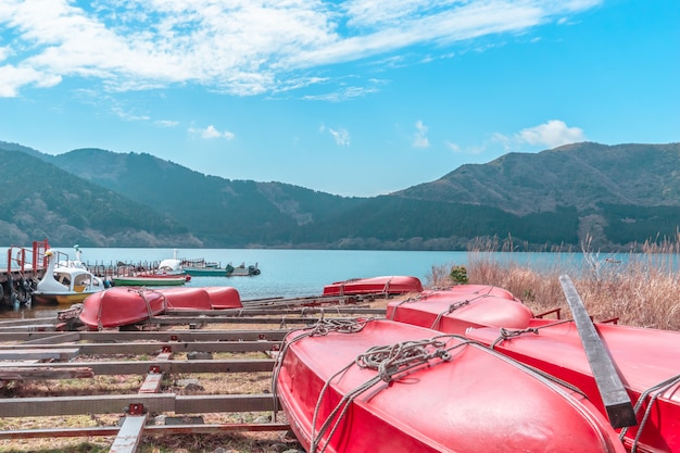 Photo renting boat on ashi lake of hakone, japan