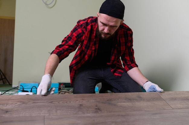 Repair of the apartment laying laminate flooring\
construction