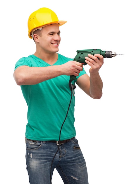 концепция ремонта, строительства и технического обслуживания - улыбающийся рабочий-мужчина в защитном шлеме с дрелью