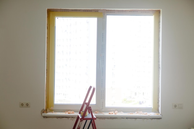 사진 창문 경사면에서 수리하십시오. 창 측면에 석고 층을 적용하는 과정.
