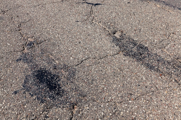 写真 壊れて損傷した舗装道路の修理