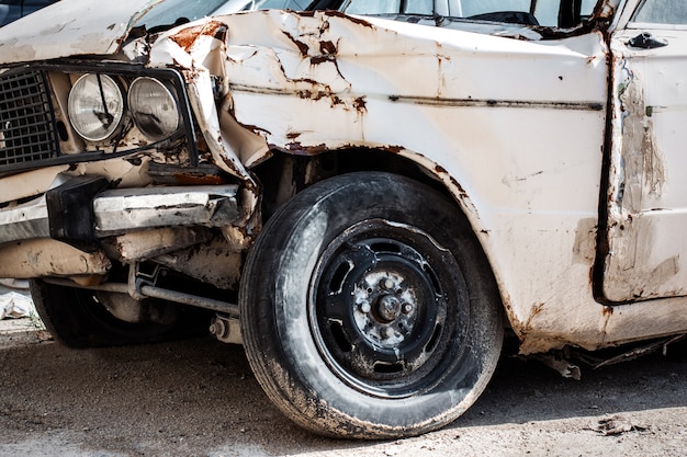 写真 壊れた現代の車の修理