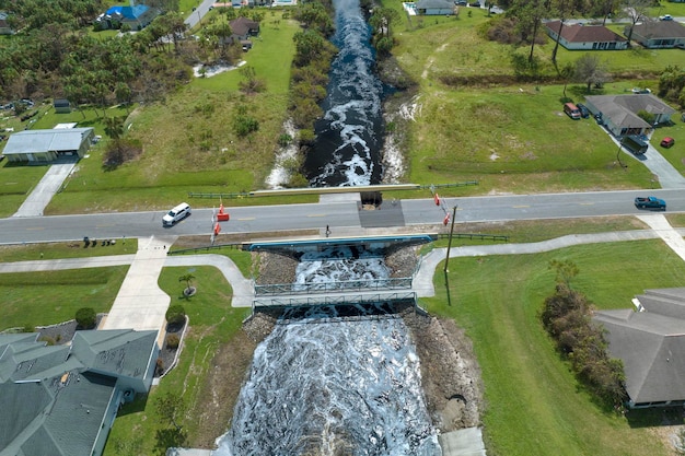 写真 フロリダ州でハリケーンで破壊された橋の修理 洪水で破壊された道路の再建 道路工事現場で警察車がアスファルトを洗い流した