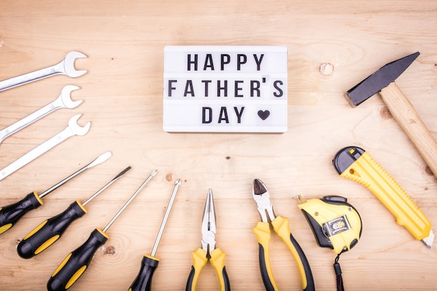 Strumenti di riparazione - martello, cacciaviti, chiavi regolabili, pinze. concetto maschile per la festa del papà