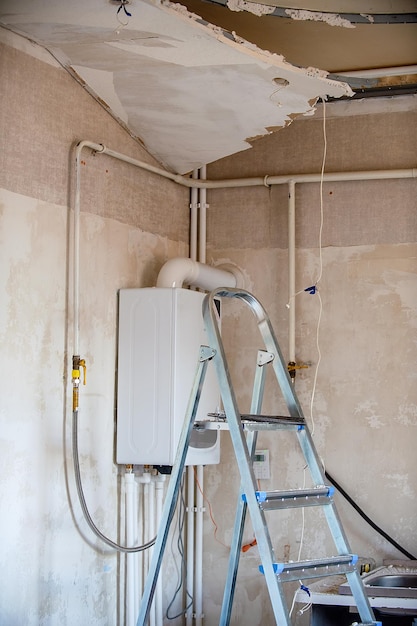 Foto lavori di riparazione in casa, ricostruzione del soffitto e delle pareti della casa