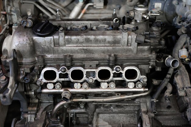 写真 自動車エンジンの吸入および排気バルブの修理
