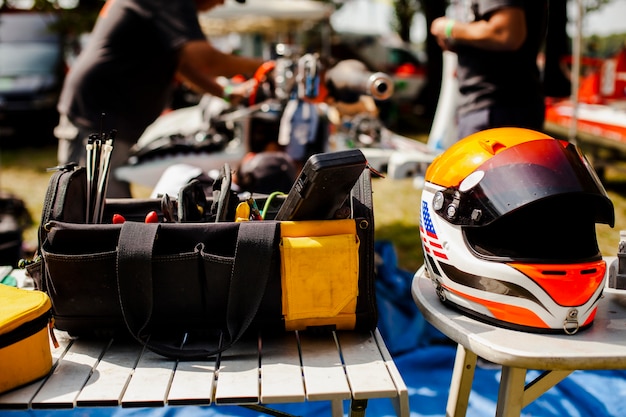 Foto kit di riparazione con casco protettivo