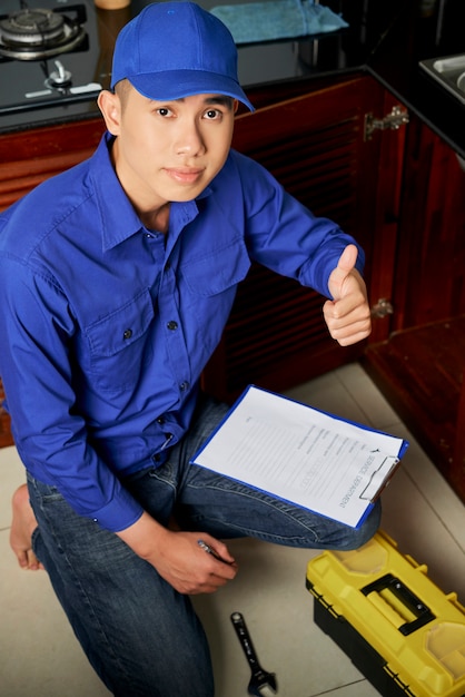 repairman does his work well