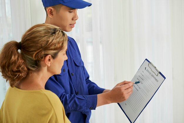 Photo repairman and housewife study the contract