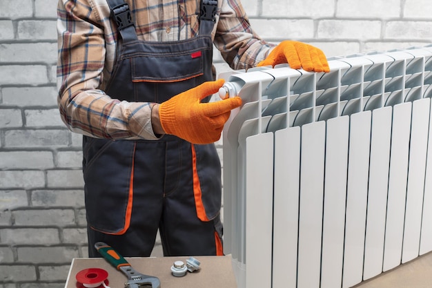 Riparatore al lavoro installazione riparazione radiatore riscaldamento acqua