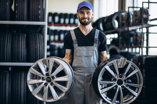 Reparateur bij autoservice banden wisselen