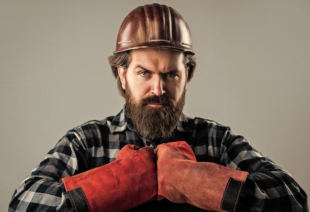 Reparateur in uniforme mannenbouwer met baard en snor mannelijke voorman in uniform