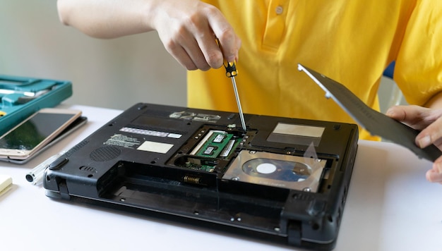 Reparateurs repareren en reinigen laptops periodiek