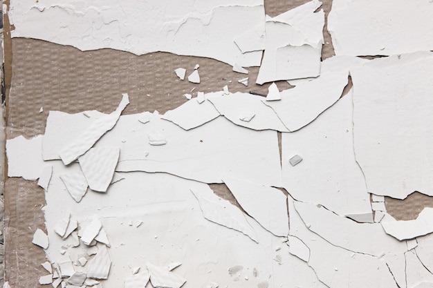 Reparatie en constructie achtergrond van oude spleet witte stucwerk muur